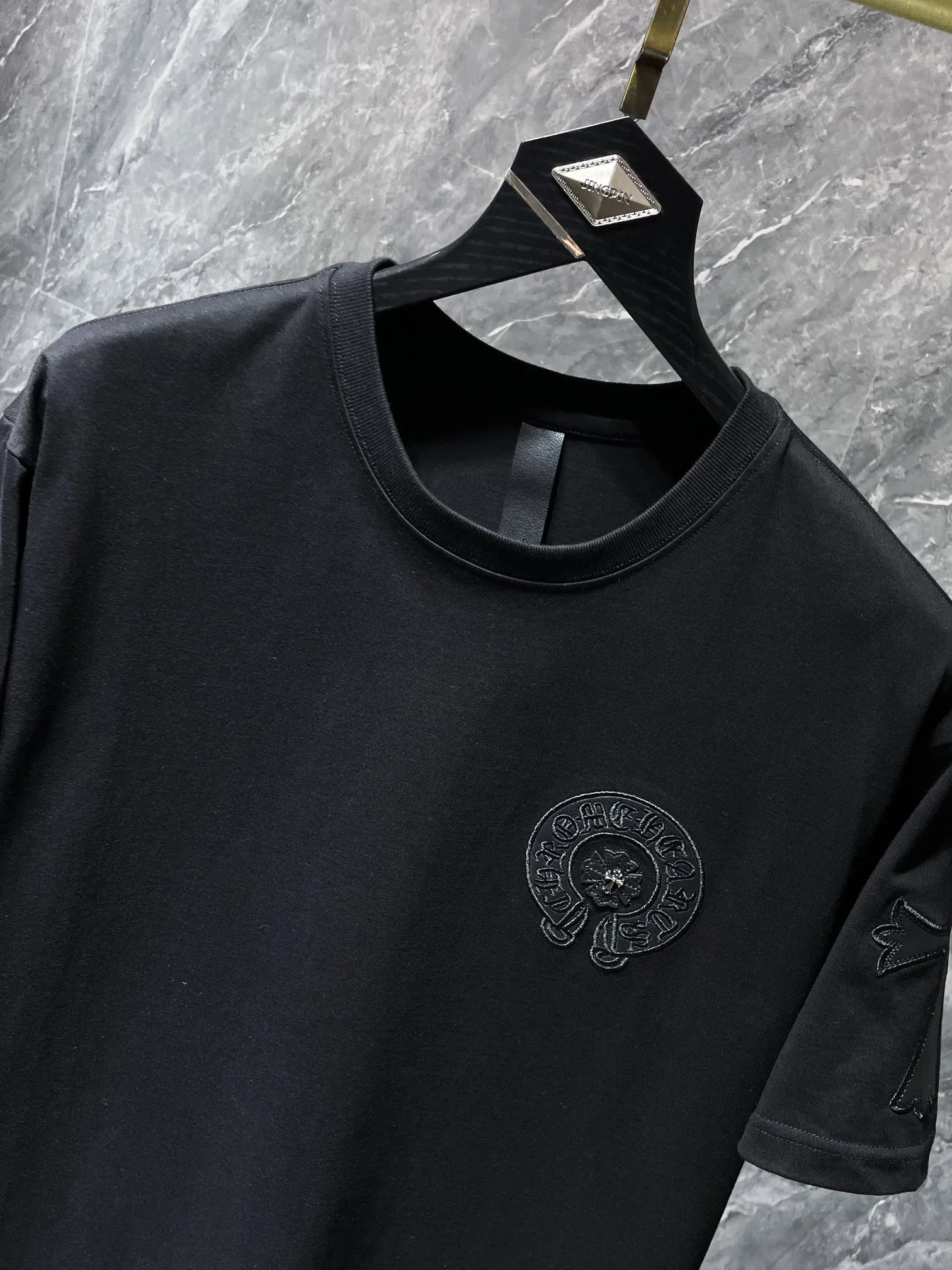 P170 New for summer Chrome Hearts 25ss High-weight, environmentally friendly and high-quality top fabric 260g~285g Chrome Hearts heavy-duty embroidered cross short sleeves Heavy-duty cross sheepskin 17-piece patchwork Customized silver-proof buckle Counter synchronization 1:1 replica version Recommended color: white Black Size: S, M, L, XL